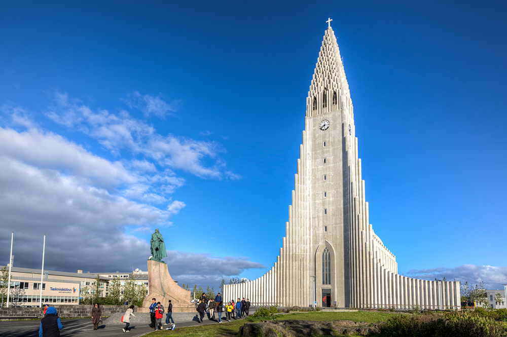 何これ!?北欧の国・アイスランドに佇むナゾの巨大建造物