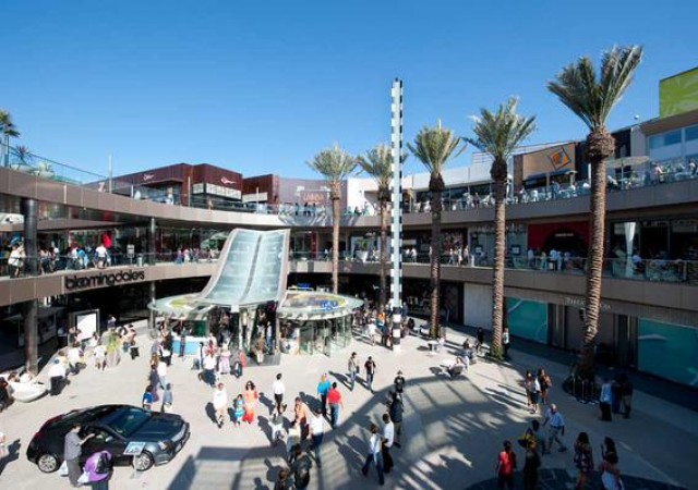 ロサンゼルス人気巨大ショッピングモールをご紹介！！